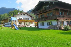 Haus Wiesenrand mit Nebengebäude und Spielplatz in Oberau bei Berchtesgaden - Urlaub auf dem Bauernhof